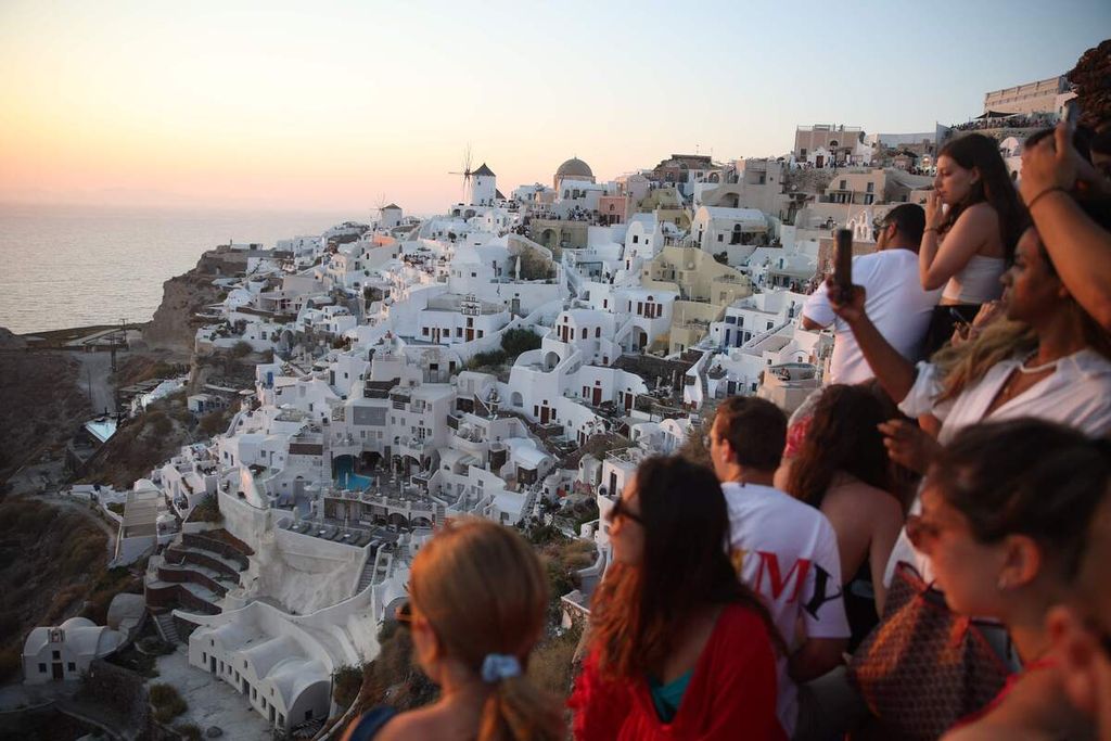 Santorini Batasi Wisawatan Imbas Pengunjung Kapal Pesiar